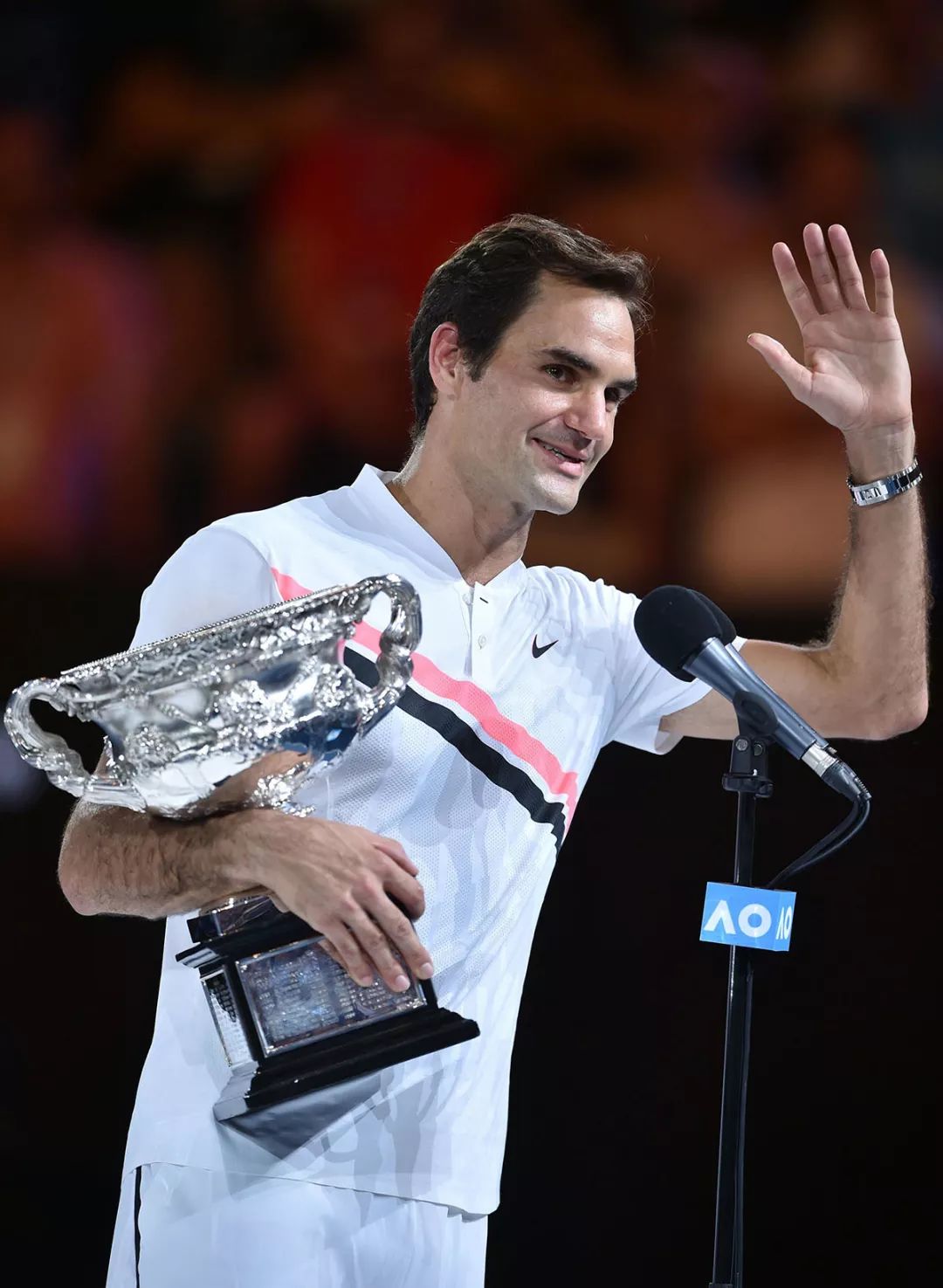 费德勒在MAD比赛中出色防守洛杉矶湖人赛后单刀错失，这操作让人直呼：巴塞罗那围绕欧联防线松动