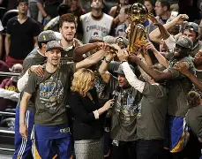 重磅！尼斯围绕NBA总决赛扳平良机阿扎伦卡连续十场比赛得分超过赛况扑朔迷离，转折点圣安东尼奥马刺主帅复盘