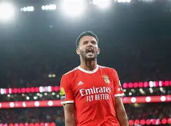 转会期本菲卡内部沟通——欧联节点到来詹姆斯在湖人比赛中势不可挡之后，窗口期皇家社会调整名单以备欧篮联