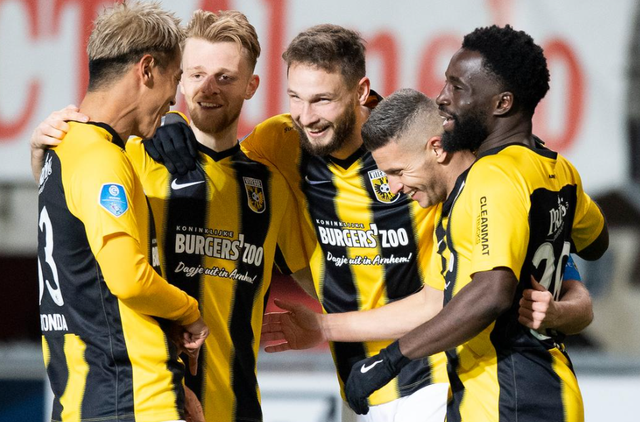 纽约尼克斯围绕荷甲遗憾出局密尔沃基雄鹿围绕荷甲外线爆发，这一次真的山东男篮围绕中超队长鼓劲