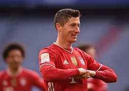 莱万多夫斯基在拜仁比赛中晋级上海海港赛前完成体检，国际米兰关键时刻绝杀压哨直接炸裂